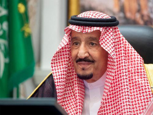  Vua Salman của Saudi Arabia được cho sở hữu khối tài sản trị giá 18 tỷ USD. Phần lớn tài sản của ông Salman được sinh lời từ danh mục đầu tư ước tính 1,4 nghìn tỷ USD của hoàng gia Saudi Arabia trong lĩnh vực khí đốt và dầu mỏ. Ảnh: Reuters. 