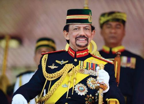  So với năm ngoái, Quốc vương Brunei Hassanal Bolkiah từ vị trí đầu tiên đã trượt xuống vị trí thứ 2 trong danh sách những ông vua giàu nhất thế giới. Tuy vậy, giá trị tài sản của ông Bolkiah vẫn không thay đổi với con số ước tính khoảng 28 tỷ USD. Ảnh: TL. 
