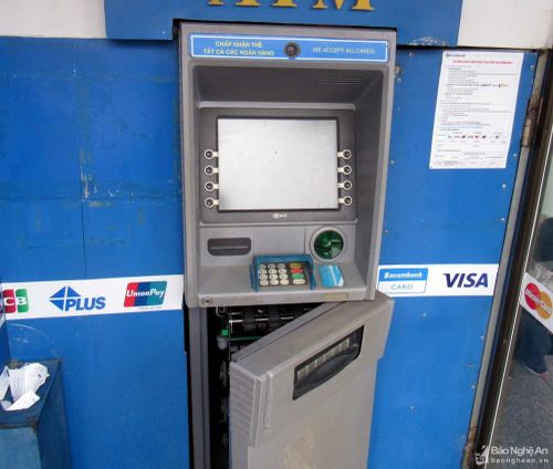 Một số cây ATM bị quá tải, tạm dừng hoạt động để bảo trì. Ảnh: Nguyên Châu
