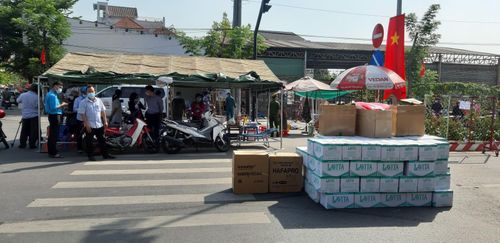 Hàng tấn thực phẩm, nước uống được các đơn vị, nhà hảo tâm chuyển đến khu cách lý giúp dân. 