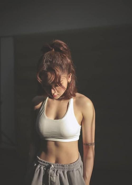 Vòng eo thon gọn đáng ngưỡng mộ của Miu Lê.