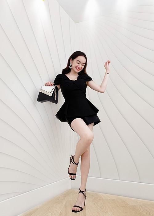 So với đàn chị hơn 9 tuổi Ninh Dương Lan Ngọc, Kaity Nguyễn quyến rũ không kém cạnh.