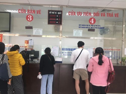 Nhiều hành khách đến ga Đà Nẵng để đổi, trả vé về Tết.