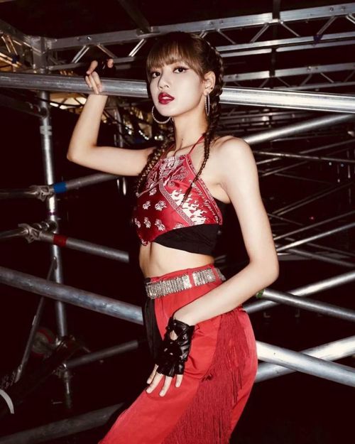 Đa số màn biểu diễn của Lisa đều thiên về các động tác mạnh. Do đó, em út BlackPink thường ưu tiên nhiều kiểu đầu gọn gàng nhưng vẫn mang chất riêng. Ảnh: @lalalalisa_m.