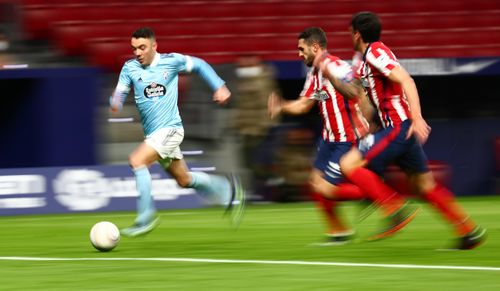 Atletico Madrid nhập cuộc chủ động, nhưng Celta Vigo cho thấy họ không phải là đối thủ dễ chơi. Đội bóng áo xanh tận dụng tốt những tình huống phản công, đánh biên nhờ tốc độ của Iago Aspas (trái) và Santi Mina. Aspas cũng có phong độ tốt ở mùa giải năm nay với 9 bàn và 6 kiến tạo tại La Liga.
