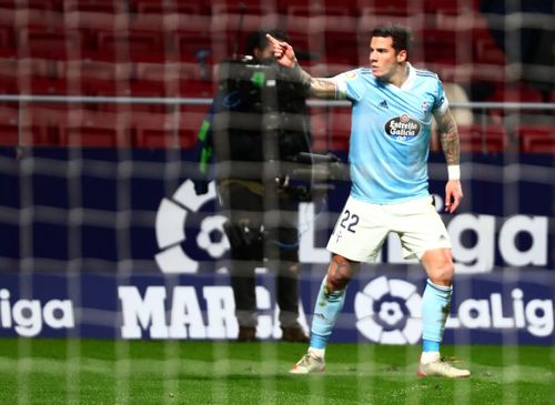 Celta Vigo thi đấu tự tin và có bàn mở tỷ số ở phút 13 nhờ công của Mina. Tiền đạo số 22 băng vào dứt điểm cận thành từ đường căng ngang của Hugo Mallo ở cánh phải. Hàng phòng ngự Atletico Madrid bộc lộ nhiều sở hở, đặc biệt khi 2 cầu thủ chạy cánh không kịp lui về bọc lót cho bộ ba trung vệ.