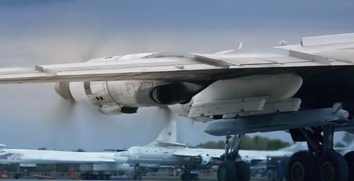 Ngoài công nghệ thiết kế tên lửa để giảm mức độ bộ lộc tín hiệu radar; để tránh sự phát hiện của các hệ thống radar và quan sát hồng ngoại của đối phương, Kh-101 còn được thiết kế để luôn bay bám địa hình ở độ cao cực thấp như tên lửa hành trình Tomahawk của Mỹ.