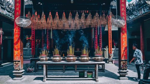 Vào ngày 28 tháng chạp hàng năm, chùa tổ chức lễ cúng Bà và khai ấn, thu hút nhiều người đến viếng. Ảnh: Vietnamlovely2020, phucle1204, nt_phong, ch.hien.