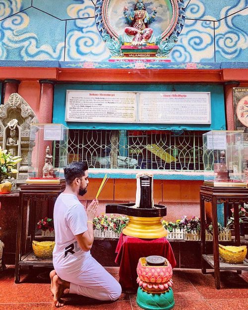 Ngoài kiến trúc Ấn độc lạ, chùa còn là nơi cầu tình duyên có tiếng. Ảnh: Nhung.lio, prabhat.yogi.