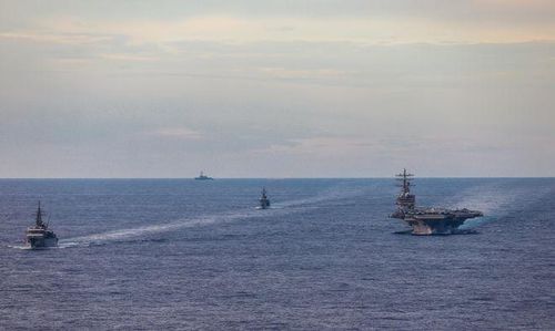 Theo kế hoạch ban đầu, tàu USS Nimitz rời khu vực Trung Đông để tới vùng biển châu Á – Thái Bình Dương và trở về căn cứ ở quê nhà. Tuy nhiên, những diễn biến mới nhất cho thấy tàu sẽ còn ở lại biển Đông cùng tàu USS Theodore Roosevelt trước khi chính thức kết thúc 10 tháng liên tục thực hiện nhiệm vụ.