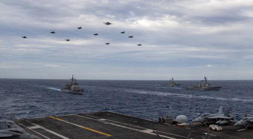Chuẩn Đô đốc Doug Verissimo, tư lệnh nhóm tác chiến tàu sân bay USS Theodore Roosevelt, nói đây là cơ hội rất có giá trị để đội tàu của ông tham gia huấn luyện cùng nhóm tác chiến tàu USS Nimitz ở biển Đông.