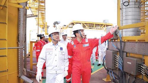 Chủ tịch HĐTV Petrovietnam Hoàng Quốc Vượng kiểm tra công tác trên giàn khai thác Hải Thạch - Mộc Tinh.