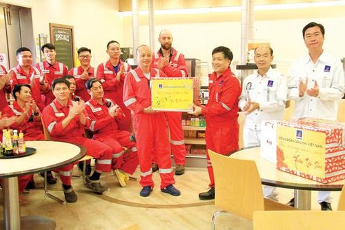 Lãnh đạo Tập đoàn tặng quà, động viên CBCNV trên giàn Sao Vàng - CPP.