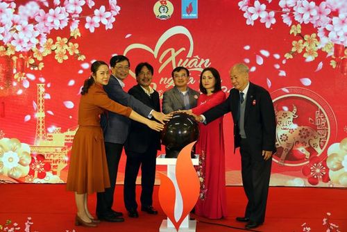 Nghi thức nhấn nút khai mở chương trình ''Xuân nghĩa tình Dầu khí - Kết nối yêu thương'' năm 2021 tại Hà Nội.