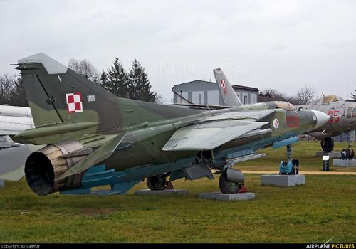 Tiêm kích MiG-23 Flogger là một trong số đó. Là đại diện tiêu biểu nhất cho dòng máy bay chiến đấu thế hệ thứ hai của Liên Xô, nhưng loại máy bay đã bị "tàn sát" bởi máy bay chiến đấu thế hệ 4 F-15 và F-16 trong chiến tranh Trung Đông; nhiều chuyên gia vội vã gán cho nó là sản phẩm của sự thất bại trong thiết kế.