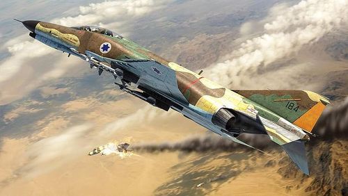 Vào ngày 19/4/1974, Thiếu tá Masri của Không quân Syria đang điều khiển chiếc MiG-23, đã đụng độ một máy bay tiêm kích bom F-4 của Israel trong quá trình huấn luyện. Hai trong số ba tên lửa không đối không R-13 do Masri phóng ra, đã trúng đích và một tên lửa bắn trượt mục tiêu. Ảnh: Máy bay chiến đấu F-4 Fantom của Không quân Israel - Nguồn: History Word.