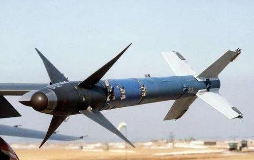 Năm 1976, máy bay chiến đấu F-15, F-16 được trang bị tên lửa tầm trung AIM-7 Sparrow và tầm ngắn AIM-9 Sidewinder chính thức được trang bị trong lực lượng Không quân Israel. Như vậy, về thực lực, trang bị của không quân Israel đã tạo nên lợi thế thế hệ trước không quân Syria. Ảnh: Tên lửa Sidewinder. 