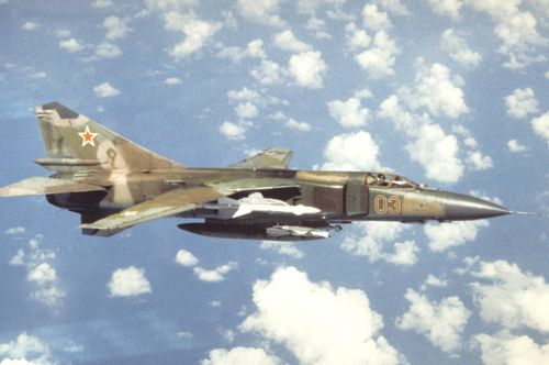 Nhưng mặt khác, việc điều khiển chiến đấu cơ MiG-23 rất phức tạp. Thiết kế cánh xuôi có thể thay đổi (cánh cụp - cánh xòe) và trọng lượng của nó quá lớn, vì vậy đã đánh mất đi sự nhanh nhẹn. Về hệ thống điện tử hàng không, Liên Xô chưa bao giờ bằng phương Tây.
