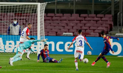  Phút 74, Messi không thể thắng Pacheco trong pha đối mặt. Tuy nhiên, Trincao đã có mặt để đá bồi nâng tỷ số lên 3-1 cho Barca. Công đầu thuộc về Pedri với một đường chọc khe sắc lẹm từ giữa sân. 