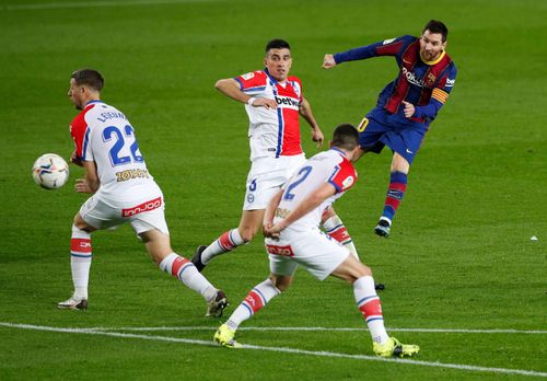  Messi không cần phải tiếc nuối lâu, khi anh vẫn có thể ăn mừng bàn nhân đôi cách biệt, khi hiệp một bước sang phút bù giờ thứ 2. Sau đường chuyền của Busquets, siêu sao người Argentina ngoặt bóng loại bỏ một hậu vệ, rồi tung cú sút táo bạo từ ngoài vùng cấm. Bóng đi dội cột, rồi đi vào lưới trong nỗ lực đổ người của thủ thành Pacheco. 