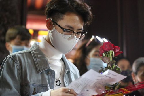 Không chỉ các cô gái, nhiều bạn nam cũng rủ nhau mua lễ đến chùa Hà dâng hương. Nguyễn Minh Hiệp (Gia Lâm, Hà Nội) cho biết mình đi cầu duyên sau khi một người bạn trong nhóm chơi thân có người yêu sau khi đến ngôi chùa này. "Ban đầu, mình sợ chùa đóng vì ảnh hưởng dịch bệnh. May quá, đến nơi thấy chùa vẫn hoạt động, bõ công đi một quãng đường xa", Hiệp bày tỏ.