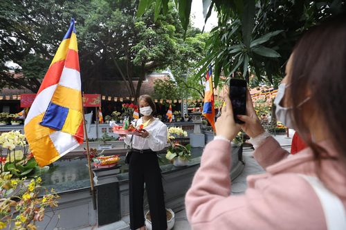 Đi quãng đường 35 km từ ngoại thành lên chùa Hà, Huyền (25 tuổi) và Quyên (18 tuổi) chia sẻ cả hai rủ nhau đến chùa Hà để mong sớm có mối tình đầu. Huyền cho biết mình không có tiêu chuẩn chọn bạn trai cụ thể nào vì "có người yêu là vui rồi".