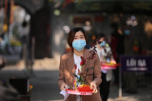 Lần đầu đến lễ chùa Hà, nhiều bạn trẻ còn lúng túng, chưa biết đặt lễ ở đâu cho chính xác, thắp hương theo thứ tự nào nên phải nhờ những người khác trong chùa chỉ dẫn. Mâm lễ cầu duyên bao gồm muối, diêm, hương vàng, miếng trầu, hoa quả, bánh trái. Ngoài ra, không thể thiếu vài bông hoa hồng tượng trưng cho tình yêu đôi lứa. Mỗi mâm lễ cầu duyên có giá dao động 60.000-120.000 VNĐ, tùy vào số lượng đồ lễ trên mâm.