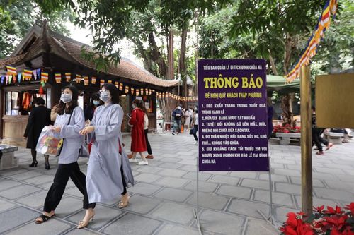 Trước ngày lễ Valentine, nhiều bạn trẻ tìm đến chùa Hà (Cầu Giấy, Hà Nội) để cầu duyên. "Khi đi lẻ bóng, khi về có đôi" là câu nói nhiều bạn trẻ rỉ tai nhau về khả năng "cầu được ước thấy" khi đến chùa Hà.