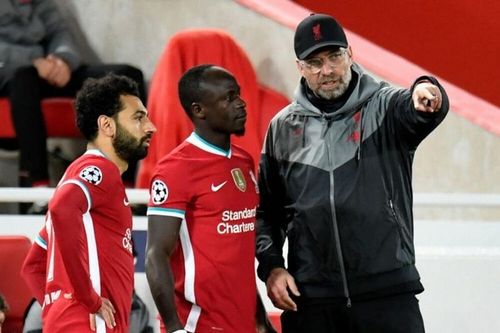 Các nhà vô địch Ngoại hạng Anh được khuyên cần mạnh dạn bán đi Salah hoặc Sadio Mane để làm mới đội hình