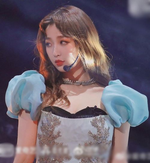 Trước khi bắt đầu sự nghiệp ca hát, Ngu Thư Hân từng đóng khá nhiều bộ phim như Thiếu chủ đi chậm thôi, Bạn trai vi diệu của tôi... Đây đều là dạng vai nhí nhảnh, điệu đà giống tính cách ngoài đời của nữ diễn viên.