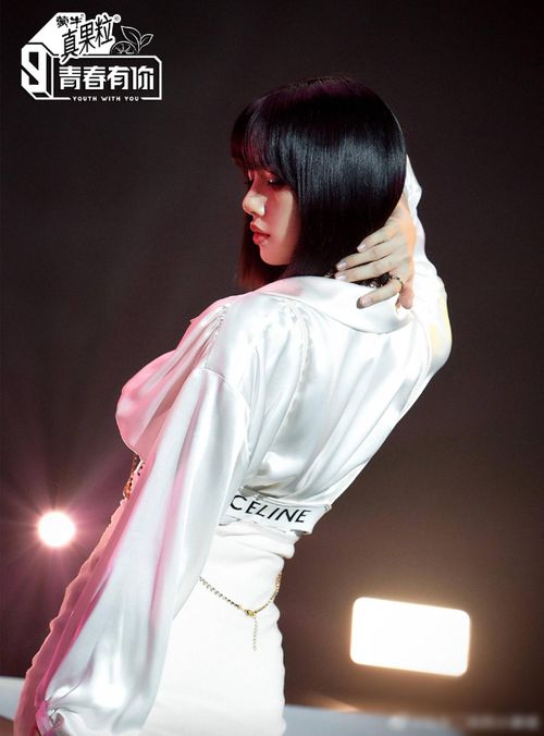 Theo Sina, nhờ thành công của nhóm nhạc BlackPink, Lisa vốn có lượng fan quốc tế hùng hậu. Năm 2020, cô lần đầu được mời làm cố vấn vũ đạo cho Thanh xuân có bạn 2, giúp danh tiếng của nữ ca sĩ càng nổi hơn tại thị trường giải trí Hoa ngữ. Không ngạc nhiên khi Iqiyi tiếp tục mời cô tham gia chương trình trong năm 2021.