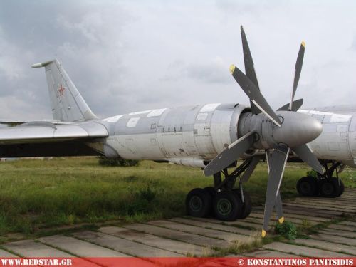 KN-12 sử dụng hai bộ cánh quạt quay ngược chiều, thiết kế này giúp động cơ có công suất rất mạnh, nhưng phát ra tiếng ồn rất lớn. Tuy nhiên, yêu cầu của máy bay ném bom chiến lược là tải trọng, thay vì phải giữ bí mật, nên tiếng ồn không hề ảnh hưởng.