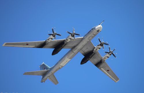 Máy bay ném bom “có tuổi” cao nhất hiện nay của Nga là Tu-95. Năm 1950, Andrei Tupolev được giao nhiệm vụ thiết kế máy bay ném bom hạng nặng, tầm xa mới của Liên Xô; yêu cầu có thể mang một tải trọng 11 tấn vũ khí và có tầm bay 8.000 km, đe dọa các mục tiêu quan trọng tại Mỹ.