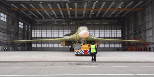 Máy bay ném bom Tu-160 thực sự là một con “quái vật”, với nhiều kỷ lục không thể xô đổ. Đây cũng là mẫu máy bay ném bom chiến lược cuối cùng do Liên Xô thiết kế. Tốc độ của nó còn nhanh hơn cả chiến đấu cơ thế hệ 5 F-35 của Mỹ hiện nay, với tốc độ lên tới Mach 2,05.