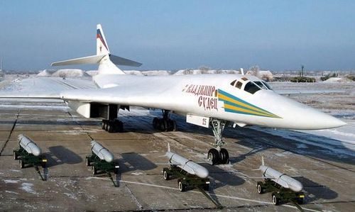 Khoang chứa vũ khí của máy bay Tu-160 có thể chứa tới 40 tấn vũ khí các loại, từ bom thông thường, tên lửa hành trình và vũ khí hạt nhân. Khi được trang bị tên lửa hành trình Kh-101 (X-101) với tầm bắn lên tới 4.500 km, Tu-160 có thể đe dọa toàn bộ lãnh thổ Mỹ.