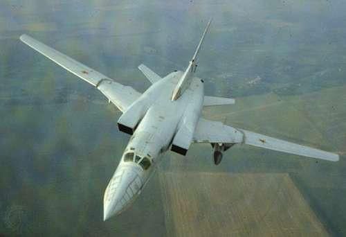 Máy bay ném bom Tu-22M mang một lượng bom đáng nể, và có thể bay với tốc độ tối đa Mach 1,88. Điều thú vị là nó có một khẩu pháo 23mm hai nòng ở đuôi, được điều khiển từ xa để phòng vệ tầm gần.
