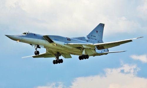 Loại máy bay ném bom chiến lược thứ hai của Nga là Tu-22M Backfire, thiết kế này không theo thiết kế của Tu-95 mà có tốc độ siêu âm. Tu-22M sử dụng thiết kế “cánh cụp – cánh xòe”, mang lại sự cân bằng giữa khả năng hạ cánh thuận lợi và khả năng cất cánh, với khả năng bay hành trình tốt và tốc độ cao.