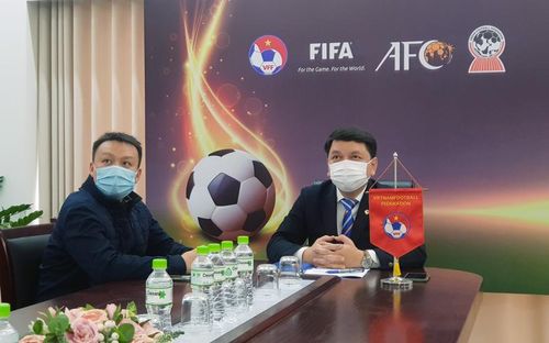 Tổng thư ký Lê Hoài Anh (phải) và Trưởng phòng ĐTQG Đoàn Anh Tuấn (trái) tham dự cuộc họp trực tuyến của AFC liên quan đến kế hoạch tổ chức các trận đấu tại bảng G – vòng loại World Cup 2022 khu vực châu Á.