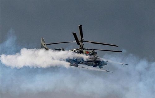  Trang bị mới của Ka-52 đã được trang We Are The Mighty của Mỹ đánh giá rất cao khi so với Apache. Theo báo Mỹ, AH-64 Apache từng là trực thăng tấn công hàng đầu thế giới nhưng đang bị Ka-52 của Nga soán ngôi. Ka-52 có thể bay với tốc độ tối đa 300km/h, trần bay tới 5.500m, tầm bay đến 1110 km. Trực thăng Nga được trang bị một số loại tên lửa chống tăng có điều khiển, tên lửa không đối không, rocket tấn công mặt đất 80 mm và pháo tự động tốc độ cao 30 mm. 