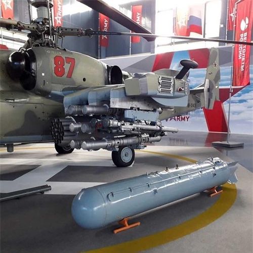  Tên lửa chống tăng của Ka-52 xuyên giáp nhỉnh hơn so với tên lửa "Lửa địa ngục" (Hellfire) của Apache. Hellfire có khả năng xuyên giáp đồng nhất (RHA) 800mm. Trong khi Ataka của Ka-52 xuyên giáp đến 950mm và Vikhr có thể xuyên đến 1.000mm giáp RHA. Nhưng điểm hạn chế là do thiết kế của Ka-52 chỉ có thể mang 12 tên lửa chống tăng, trong khi Apache mang đến 16 tên lửa.
