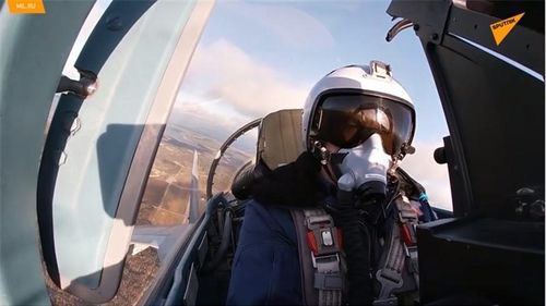  Ông Leonkov trích dẫn các chỉ số về tầm xa mà tiêm kích nội địa thế hệ 4++ Su-35 với trạm radar Irbis có thể phát hiện được tiêm kích thế hệ thứ năm F-22 Raptor của Mỹ. Hóa ra là máy bay F-22 Raptor có thể bị nhìn thấy ở khoảng cách 266 km, đó là lý do tại sao nó không thể lặng lẽ phóng tên lửa AIM-120D ở khoảng cách 180 km. 