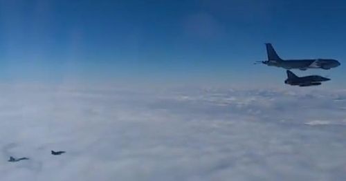 Một chiếc Su-27 của Nga (dưới cùng bên trái) đánh chặn hai máy bay chiến đấu Mirage của Pháp và một máy bay tiếp dầu trên Biển Đen