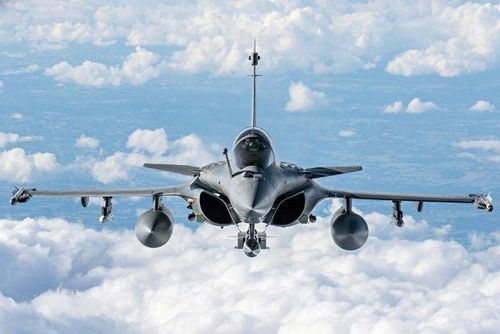 Được coi là nét tinh hoa quân sự của người Pháp, Rafale là một máy bay chiến đấu đa nhiệm vụ, cánh tam giác hai động cơ rất linh hoạt và hiệu quả.