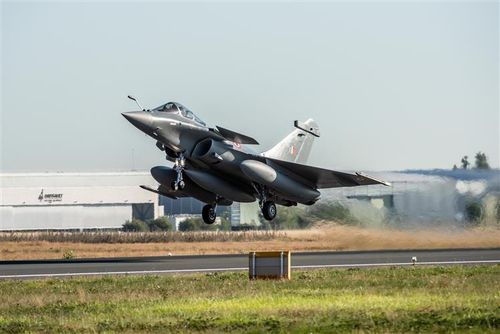 Khi ông chạy xe đến địa điểm mà chiếc Rafale vừa lao qua, thì nhìn thấy những đoạn dây cáp điện rơi trên mặt đất. “Một trong những chiếc máy bay đã lao vào dây điện và làm đứt nó. Tôi lập tức gọi cho dịch vụ khẩn cấp”, ông Gouin nói thêm.