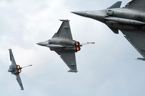 Biên đội Rafale hạ cánh an toàn sau đó, hình ảnh tại sân bay cho thấy một tiêm kích bị vết rách lớn ở phần diềm trước cánh và thùng dầu phụ.