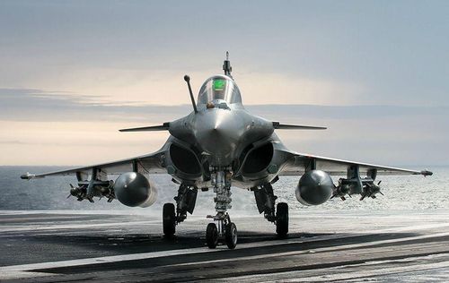 Rafale có thể thực hiện nhiệm vụ trinh sát, chiếm ưu thế trên không, tấn công mặt đất, mặt nước và ném bom hạt nhân chiến thuật. Loại máy bay này đã lần đầu thực chiến tại Lybia, Syria và thu được kết quả cao.