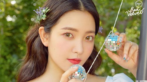  Tuy nhiên, việc Yeri được xác nhận là một trong số ít những thực tập sinh có thể vượt qua SMTown Saturday Audition của SM đã chứng tỏ tiềm năng mạnh mẽ của nữ idol. Năm 2015, Yeri được thêm vào đội hình của Red Velvet và trở thành thành viên đầu tiên của nhóm được phát hành sản phẩm solo. 