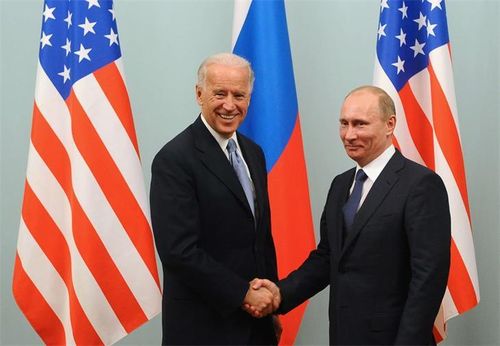 Ông Joe Biden (trái) và Tổng thống Nga Vladimir Putin. Ảnh: TASS