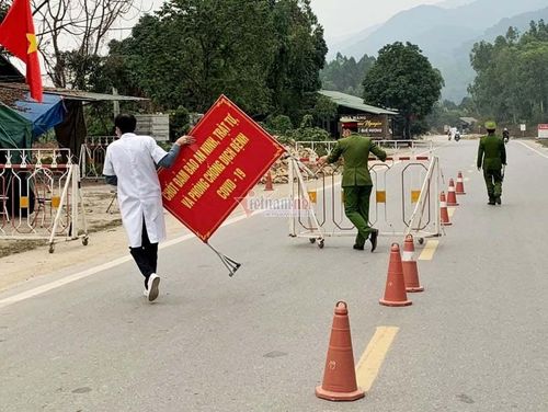 Lớp barie dưới chân núi Tam Đảo được dỡ bỏ sau khi có kết quả xét nghiệm