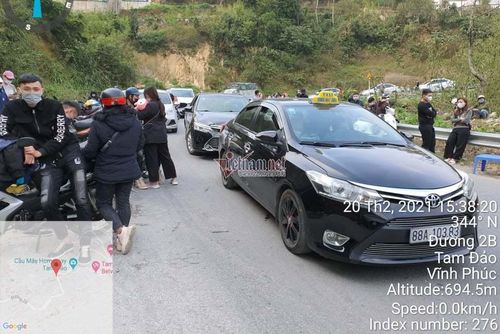 Người dân đi xuống chân núi sau khi cơ quan chức năng dỡ phong tỏa